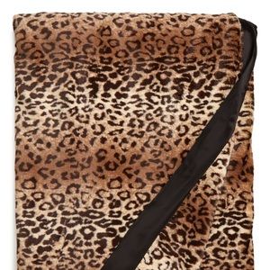 Luxe Espresso Leopard Faux Fur Thr
GIRAFFE AT HOME